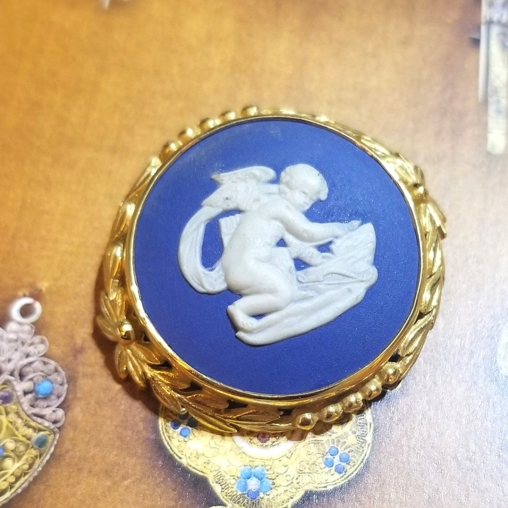VTG Wedgewood Cameo Jasperware Gold Plated Brooch ~ Exquisite